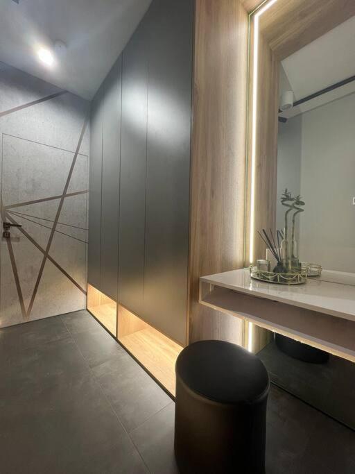 Luxury Pearl With Parking Place In Holesovice Prag Exteriör bild